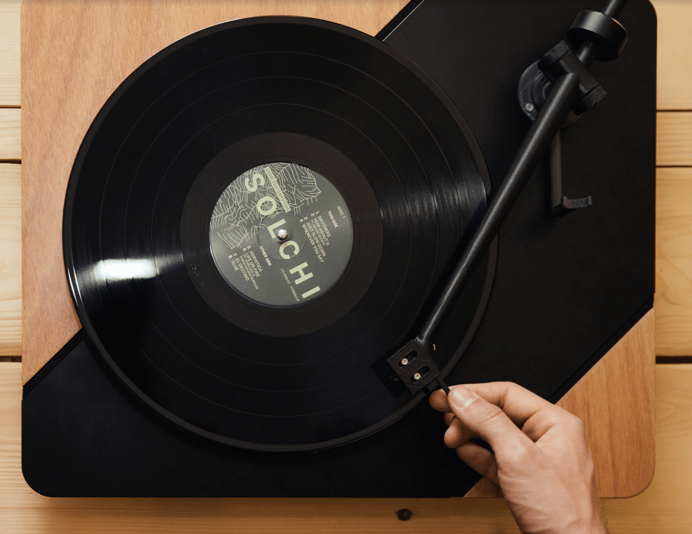 Logigram manual turntable: Crowdfunded