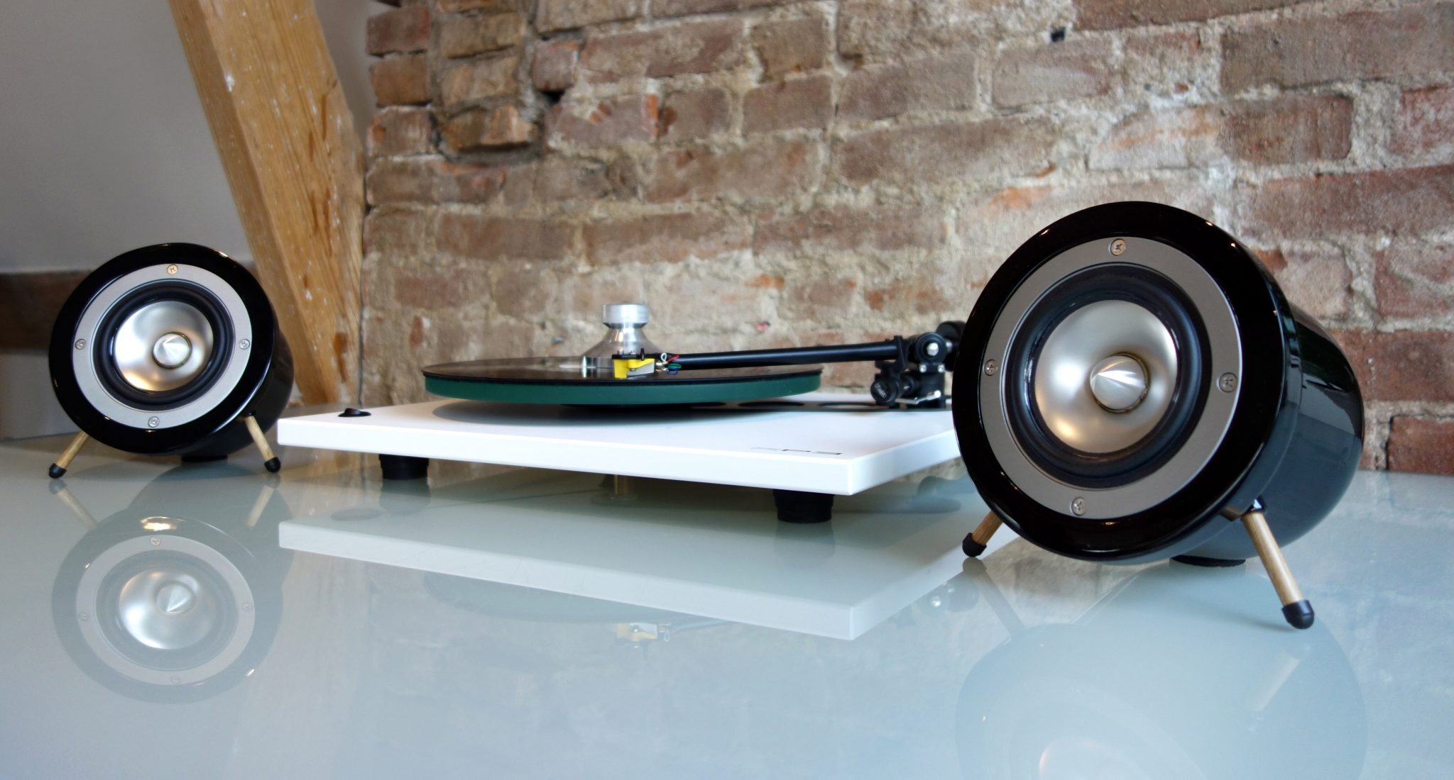 Degas Audio D1 Speaker: Using full-range titanium drivers